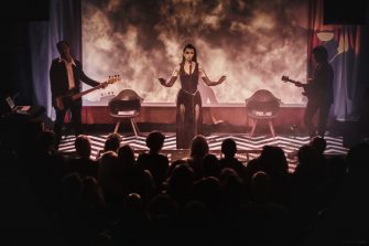 Chrysta Bell în Control: o experienţă audiovizuală nepământeană